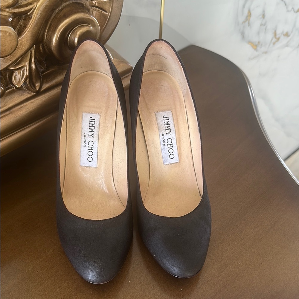 Jimmy Choo Black Rounded-Toe Leather Pumps good used condition. Size 36.5 .